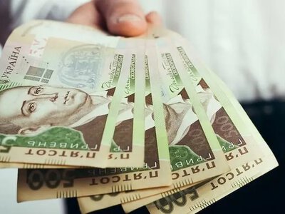 Жителям одного з міст видають по 2000 гривень: як отримати гроші