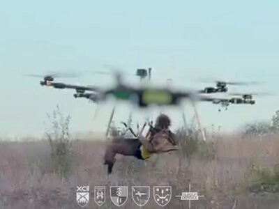 Перша у світі повітряна евакуація з фронту. Військові врятували піхотинця з ампутованими ногами за допомогою гексакоптера