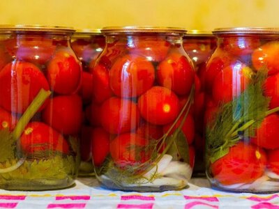 Не лише оцет і сіль: як приготувати солодкі мариновані помідори на зиму