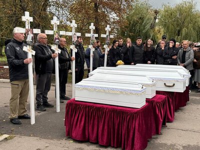 Після ДНК-експертиз поховали ще п’ятьох дітей родини Воронових, загиблих від удару Росії у Радушному