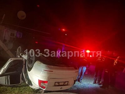 Зіткнення трьох авто на Хустщині: двоє хлопців з перекинутої машини в лікарні — PMG.ua