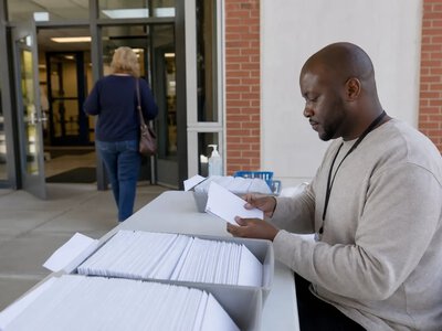Виборчі офіси щонайменше 32 штатів США отримали підозрілі листи