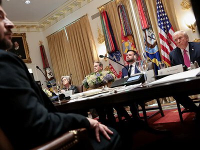 США призупинили військову допомогу Україні, тіньовий звіт ЄС про ситуацію в країні та блокада Лувру: головні новини дня