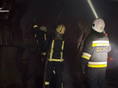 Троє людей загинули внаслідок обстрілу росіянами підприємства на Київщині (ФОТО, ВІДЕО)