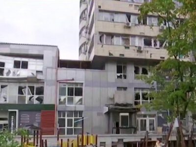 У Києві відновлюють пошкоджену 25-поверхівку: вибиті вікна закривають плівкою та ОСБ