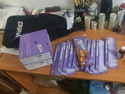 У Рівному чоловік намагався винести із супермаркету шоколадок на понад 5 тисяч гривень