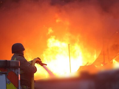Люди просто їхали на роботу: Росія вдарила по Київщині, на дорозі горять авто, є загиблі
