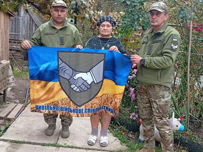 Біль, що не вщухає, та віра в диво: на Тячівщині відвідали матір зниклого безвісти десантника