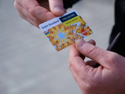 Один з банків списуватиме по додаткові гроші із рахунків клієнтів: кого стосуються нові правила