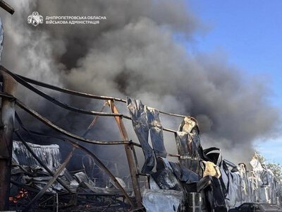 Ворог атакував склади у передмісті Дніпра: виникла пожежа, є поранені