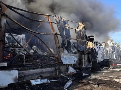 Удар рф по складах у Дніпрі - троє людей поранені, один опинився в лікарні у важкому стані