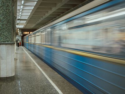 У Києві відновили рух червоною лінією метро після обстрілу, але з обмеженням