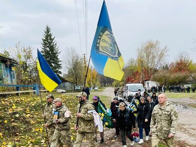 Кролевецька громада провела в останню путь земляка-захисника Павла Овчаренка