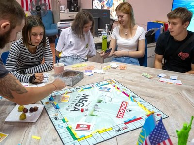 Молодь Херсонщини опановує стратегії в «Монополії»