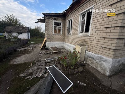 У Дніпрі вранці влучив ворожий снаряд біля житлових будинків