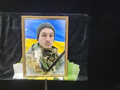 «Більше року мама чекала звістки»: у Кременчуці попрощалися із Денисом Гульком