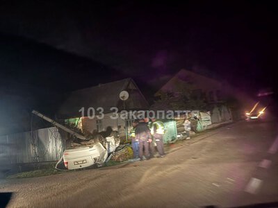 На Хустщині внаслідок ДТП перекинулася машина, постраждали двоє хлопців