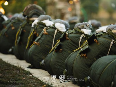 Крок у невідомість: десантники 77-ї бригади здійснюють свої перші стрибки з парашутом