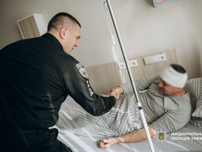 Начальник поліції Черкащини навідався до травмованого поліцейського в лікарню