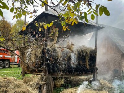 На Рахівщині пожежа знищила 2,5 тонни сіна: вогнеборці врятували хлів