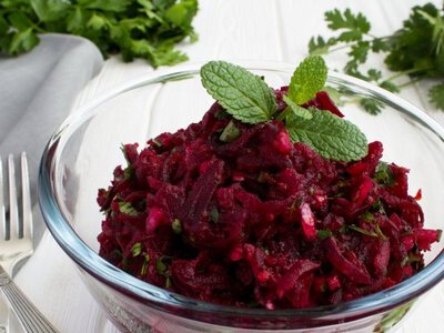 Салат із 3 кг вареного буряка: як приготувати смачну закуску з цибулею