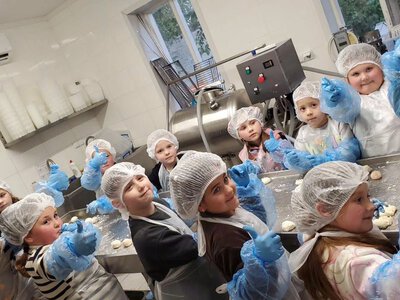 Для школярів з Решетилівки влаштували екскурсію на крафтову сироварню в Бутенках