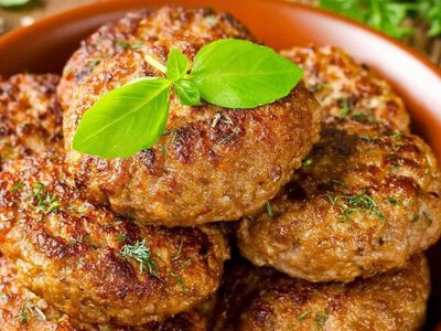 Котлети виходять сухими? Спробуйте замінити хліб одним із цих продуктів