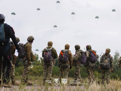 Небо випробовує на міцність: бійці 77-ї бригади проходять парашутну підготовку