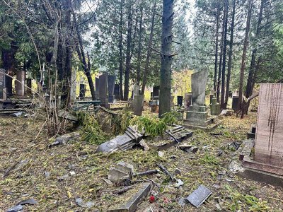 Там поховані Герої: Росія вдарила по кладовищу у Рівному