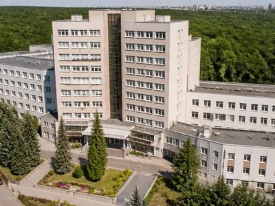 Внаслідок ворожої атаки на Київ є влучання в медзаклади, пошкоджений Інститут раку