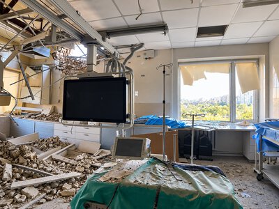 У Києві російська атака пошкодила два медзаклади