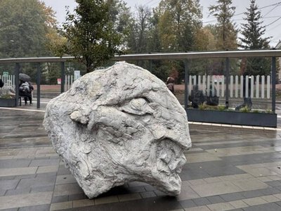 На вулиці Львова з'явилася нова бетонна скульптура