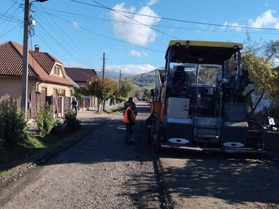 Ремонт місцевих доріг на Закарпатті: перелік автошляхів, де укладають новий асфальт і відновлюють покриття
