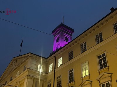 У Львові вперше засяяла рожевим світлом Ратуша: місто долучилося до світової ініціативи «Рожевого жовтня»