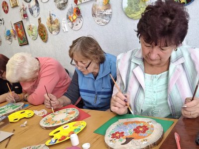 «Барви на дереві»: студенти Університету третього віку розписали дерев’яні спили
