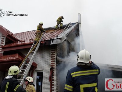 Генератор у сараї міг спричинити пожежу на 200 м² у Житомирі: вогонь дістався даху будинку
