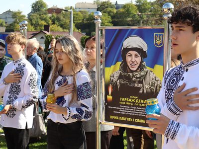 У Бережанах вшанували 39 загиблих воїнів: відкрили Алею пам’яті та започаткували стипендію