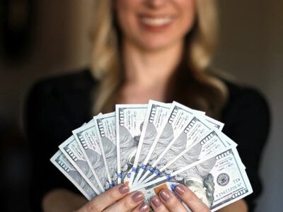 Замість школи у власну кишеню? Бухгалтерку викрили на 215 тисячах гривень