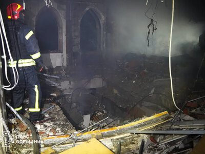 Вибух у багатоповерхівці Одеси спричинив масштабну пожежу: постраждали чотири людини