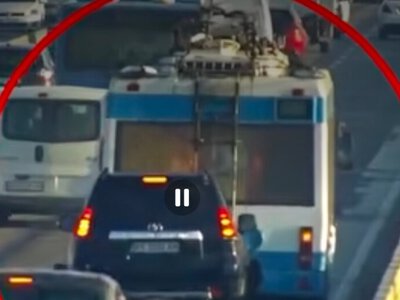 У Дніпрі на Центральному мосту Toyota Land Cruiser зіткнулася з тролейбусом