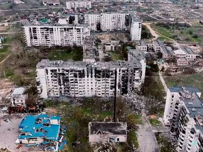 Він махає руками: як у тимчасово окуповані Олешки доставляють допомогу дронами
