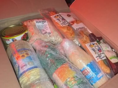 Він махає руками: Журналістка показала, як в Олешки дронами доставляли допомогу - Херсон Daily
