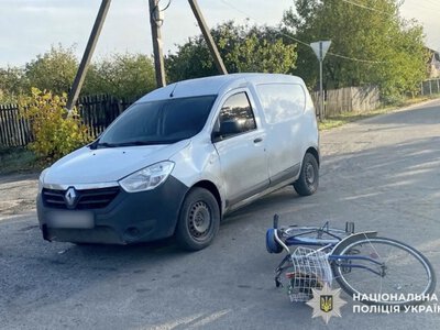 У Нових Санжарах зіткнулися автомобіль і велосипед: жінка потрапила до лікарні