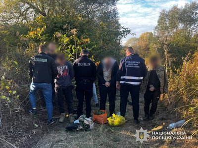 На Мукачівщині троє чоловіків вирощували коноплі біля Латориці: вилучили понад 5 кг наркотиків