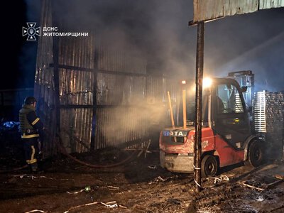 Внаслідок нічної російської атаки виникла пожежа на одному з приватних підприємств на Коростенщині