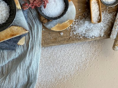 Морська, гімалайська чи кухонна сіль: яку краще обрати для різних страв