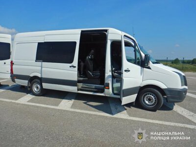 Житель Рівненщини намагався в бусі незаконно вивезти чоловіка до Польщі