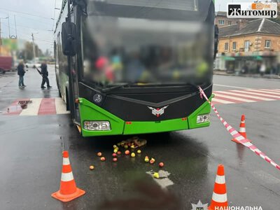На Київській в Житомирі водійка тролейбуса збила пенсіонерку