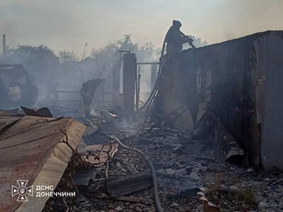 Пожежа після російського обстрілу в селищі Біленьке Краматорської громади: рятувальники призупинили гасіння через загрозу дронів