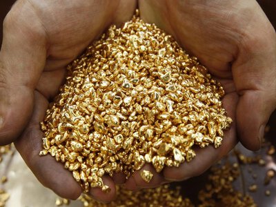 Тільки до Гонконгу 100 тонн. Росія розпродає золоті резерви рекордними з 1998 року темпами